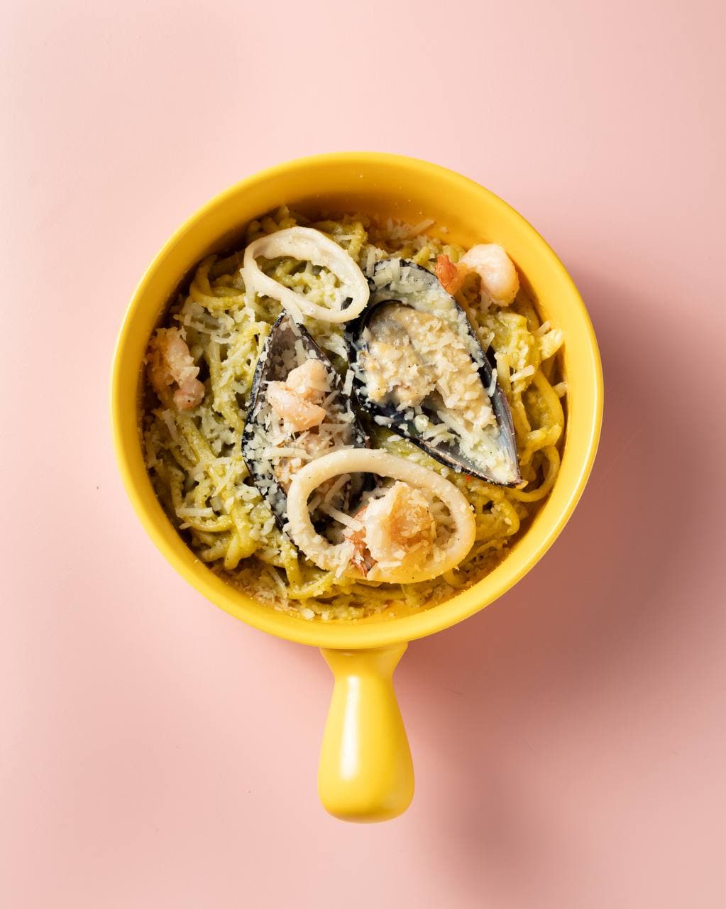 Лингвини с морепродуктами в соусе песто